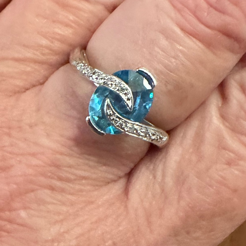 💍Solid 14K White Gold Swiss Blue Topaz Ring w pave diamond swirls on top Size 8